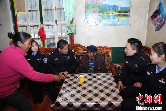 亞東出入境邊防檢查站民警走訪慰問轄區(qū)困難群眾?！堄陱?攝