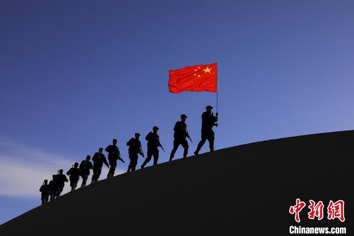 日喀則邊境管理支隊幾腳橋邊境檢查站民警在轄區(qū)開展巡邏工作?！↓埿▲P 攝