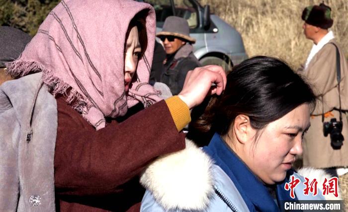 圖為1月13日，電影《雪域青春》群眾演員做拍攝準(zhǔn)備?！∝暽＠?攝