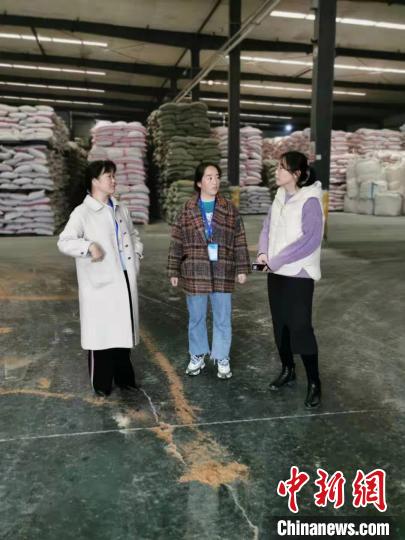 圖為次仁措姆(中)正在開(kāi)展街道工作。<a target='_blank' ><p  align=