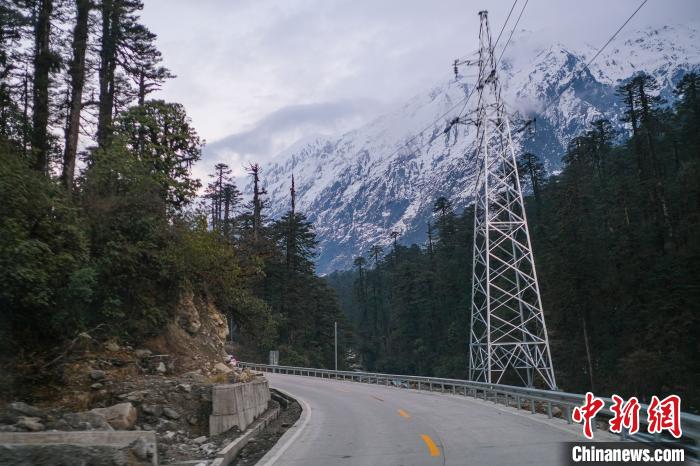 目前唯一進(jìn)出墨脫的公路波墨公路。　何蓬磊 攝