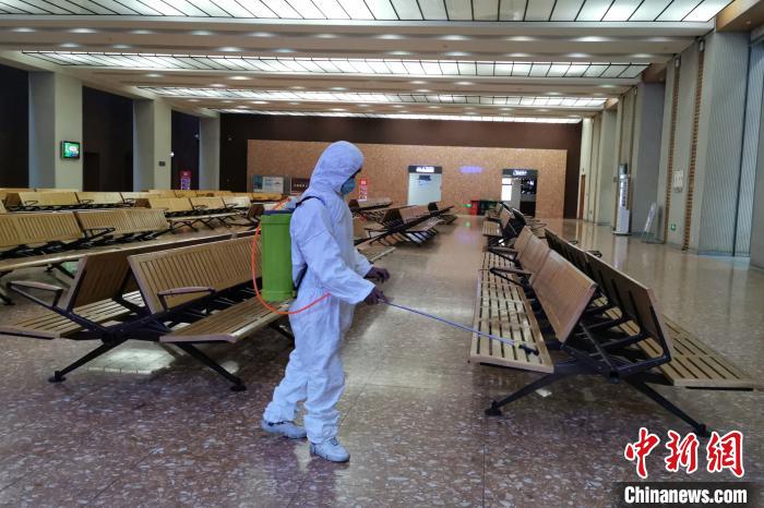 圖為拉薩車站工作人員在候車室進行消毒?！±詈Ｐ?攝