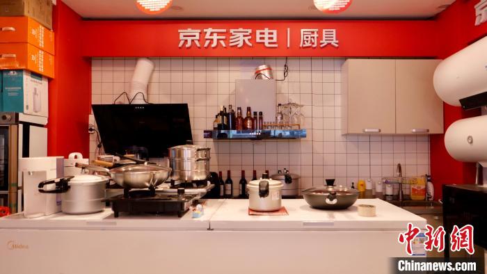 圖為店內(nèi)部分商品展示?！≈x牧 攝