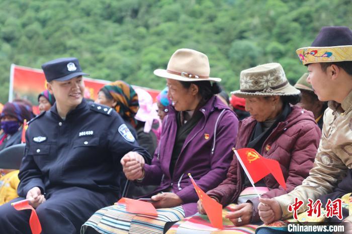 圖為李陽副所長(前排左一)與卓嘎、央宗姐妹共同參加愛國主義教育活動?！〉录?攝