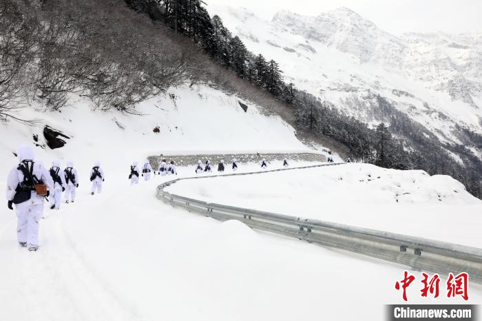 圖為徒步前進(jìn)。　楊靜 攝