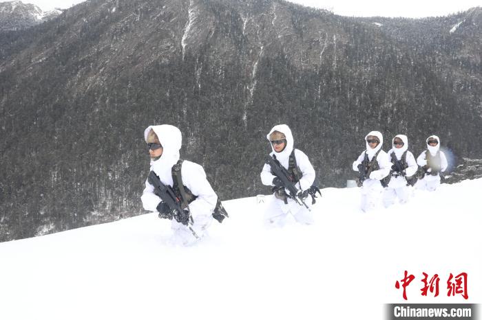 圖為徒步前進(jìn)。　靳河新 攝