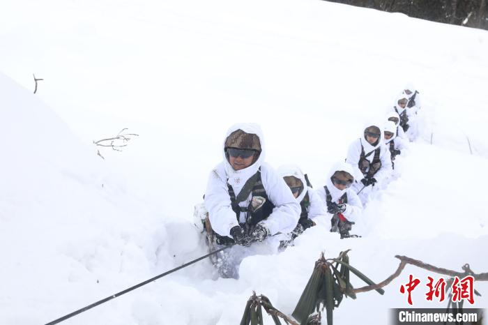 圖為依靠纜繩攀爬。　楊靜 攝