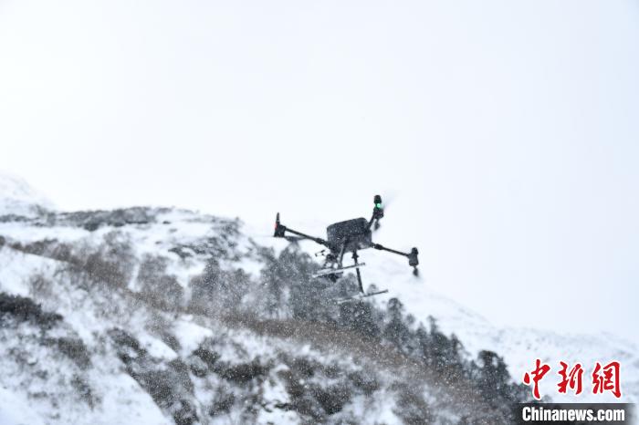 圖為無(wú)人機(jī)檢跡?！〗有?攝