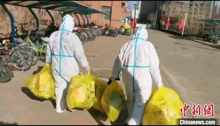 收集垃圾?！¤F西區(qū)委宣傳部 攝