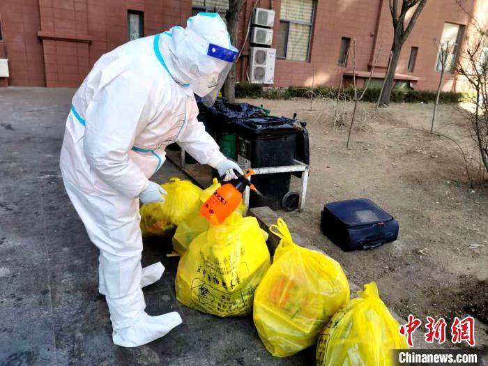 給垃圾做消殺?！¤F西區(qū)委宣傳部 攝