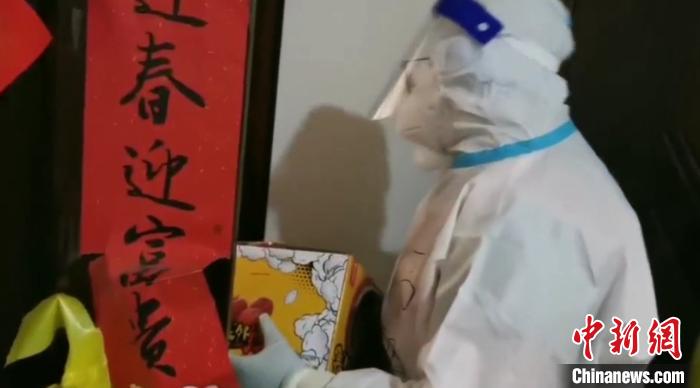 為封閉在家居民送快遞?！¤F西區(qū)委宣傳部 攝