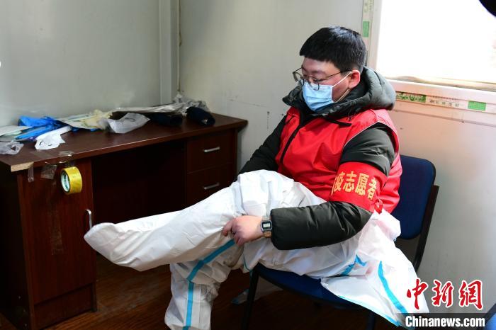 穿防護(hù)服?！¤F西區(qū)委宣傳部 攝