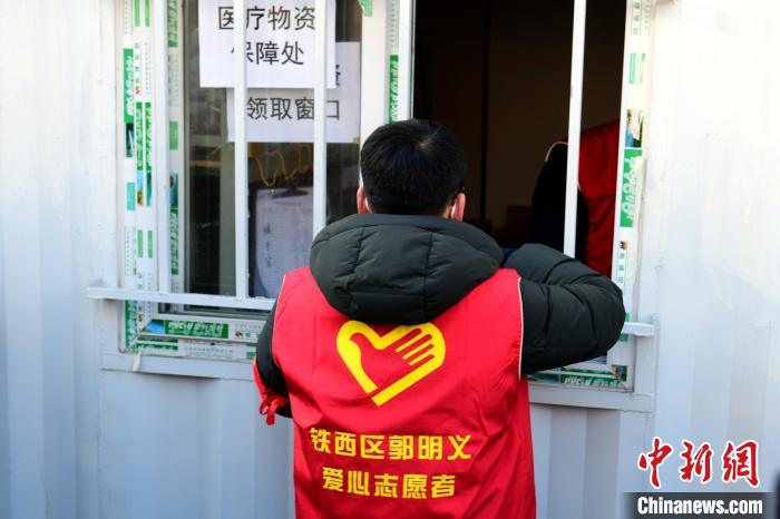 領(lǐng)防護(hù)用品?！¤F西區(qū)委宣傳部 攝