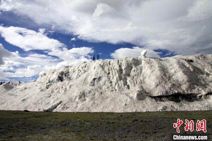 2016年7月冰崩后測量冰崩扇厚度。中科院青藏高原所 供圖