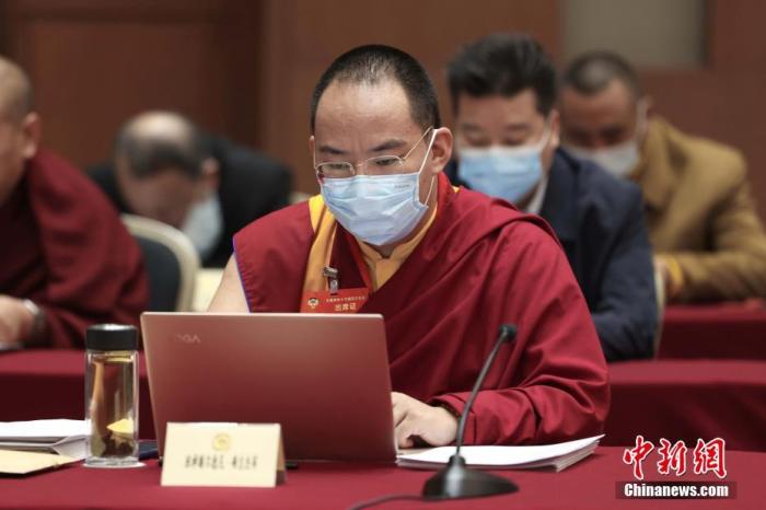 3月9日上午，全國政協(xié)十三屆四次會議舉行小組會議，討論“兩高”工作報告，審議各項決議和報告草案。圖為北京友誼賓館宗教界別委員小組會議現(xiàn)場，全國政協(xié)常委、中國佛教協(xié)會副會長、中國佛教協(xié)會西藏分會會長班禪額爾德尼·確吉杰布參加討論。<a target='_blank' ><p  align=