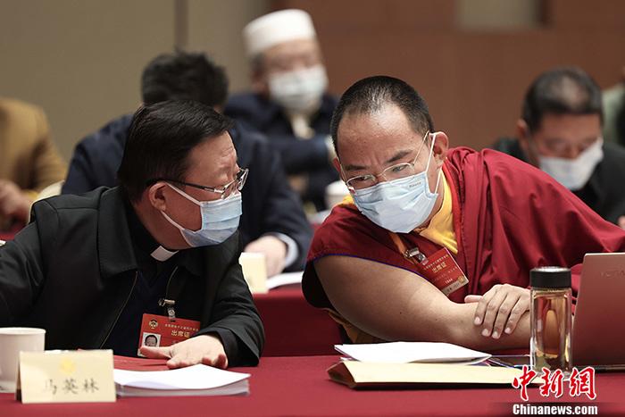 3月9日上午，全國政協(xié)十三屆四次會議舉行小組會議，討論“兩高”工作報告，審議各項決議和報告草案。圖為北京友誼賓館宗教界別委員小組會議現(xiàn)場，全國政協(xié)常委、中國佛教協(xié)會副會長、中國佛教協(xié)會西藏分會會長班禪額爾德尼·確吉杰布(右)與全國政協(xié)常委、中國天主教主教團主席馬英林(左)交流。<a target='_blank' ><p  align=