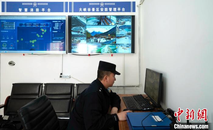 西藏移民管理警察:“護游警務(wù)”創(chuàng)建平安景區(qū)