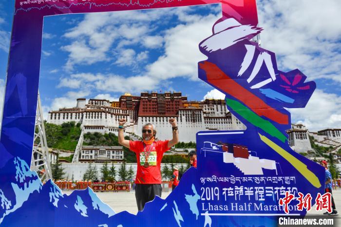 資料圖為2019年8月18日，拉薩舉行半程馬拉松賽?！〗w波 攝