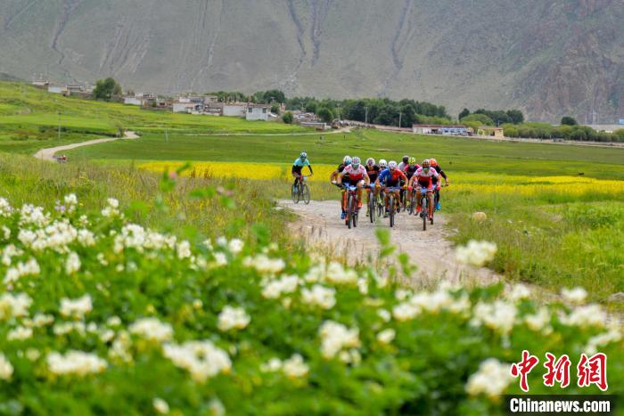 資料圖為2019年，西藏拉薩在堆龍德慶區(qū)舉行楚布溝山地自行車越野賽?！〗w波 攝