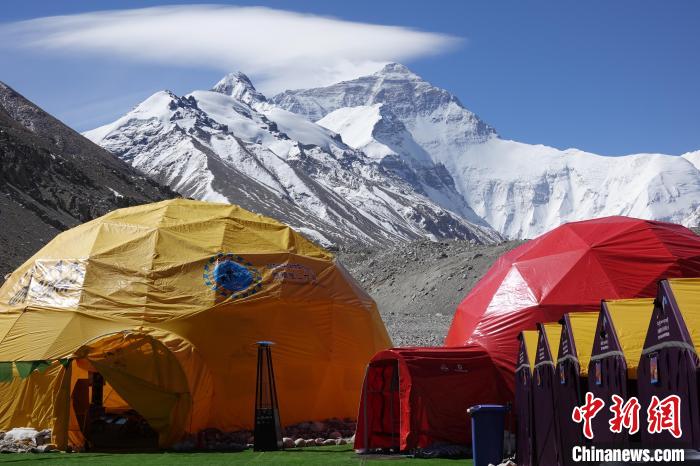 5月9日的珠峰北坡登山大本營?！∪轿木?攝