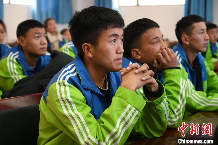 圖為學(xué)生在聆聽授課。