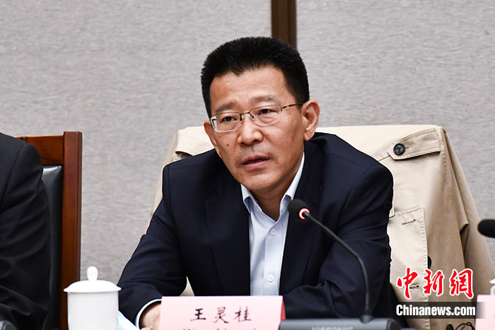 5月16日，由中國社會(huì)科學(xué)院西藏智庫、中國社會(huì)科學(xué)院民族學(xué)與人類學(xué)研究所主辦的第五屆西藏智庫國際論壇在北京舉行。中國社會(huì)科學(xué)院副院長王靈桂在致辭中表示，今年是西藏和平解放70周年，西藏人民團(tuán)結(jié)奮斗，把貧窮落后的舊西藏建設(shè)成經(jīng)濟(jì)發(fā)展、文化繁榮、社會(huì)進(jìn)步、環(huán)境良好、生活幸福的社會(huì)主義新西藏，西藏歷史上第一次徹底消滅了絕對貧困，同全國人民一起，西藏各族人民已經(jīng)走進(jìn)全面建成小康社會(huì)的新時(shí)代，進(jìn)入歷史發(fā)展的新坐標(biāo)。 <a target='_blank' ><p  align=