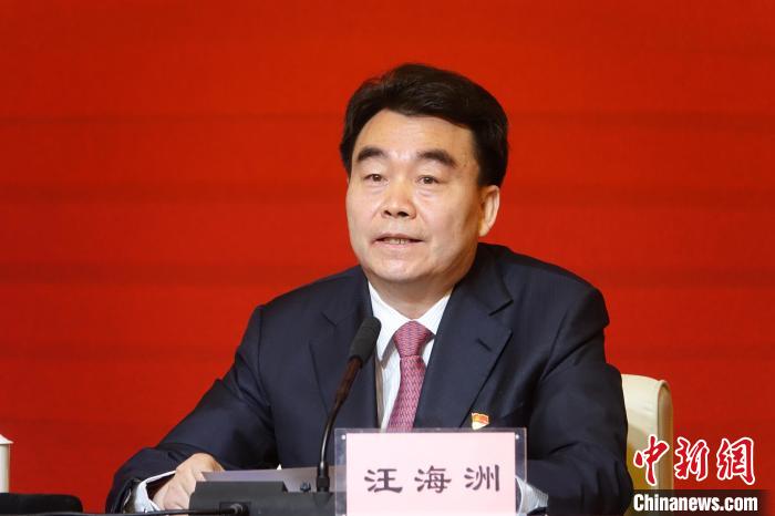 汪海洲在發(fā)布會(huì)上介紹西藏自治區(qū)黨史學(xué)習(xí)教育開展情況?！∪轿木?攝