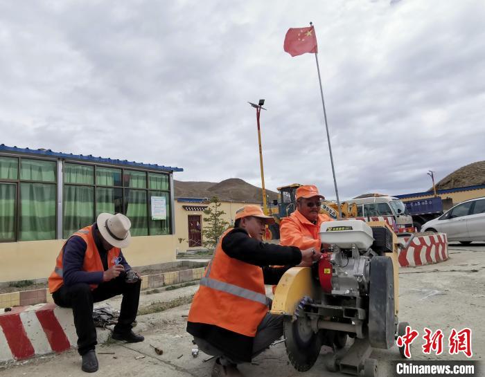 西藏養(yǎng)路工人:與自然抗?fàn)幱脨?ài)澆筑“生命線(xiàn)”