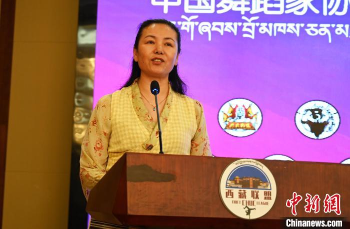 圖為西藏自治區(qū)舞蹈家協(xié)會主席達(dá)娃拉姆致辭?！≮w朗 攝