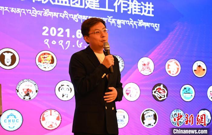 圖為中國舞蹈家協(xié)會街舞委員會常務(wù)副主任、秘書長夏銳致辭?！≮w朗 攝