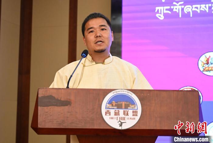 圖為西藏街舞聯(lián)盟常務(wù)副主任朗卡旺青致辭?！≮w朗 攝