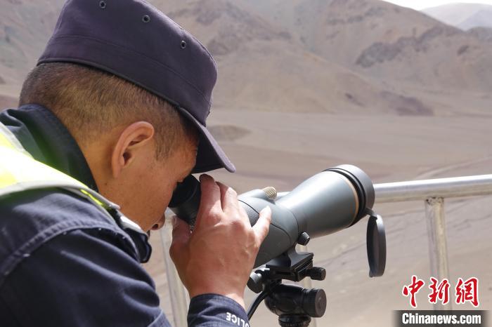 索朗曲扎用望遠(yuǎn)鏡查看邊境情況。　冉文娟 攝