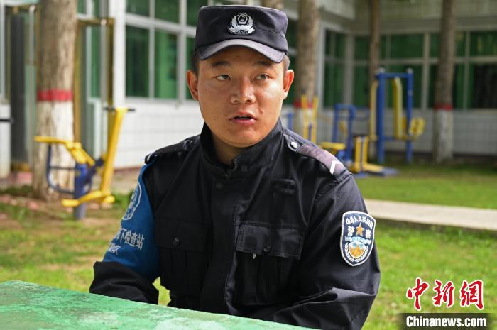 圖為邊煒接受記者采訪?！≮w朗 攝