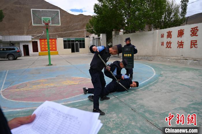 圖為移民管理警察進行警務技能考核?！≮w朗 攝