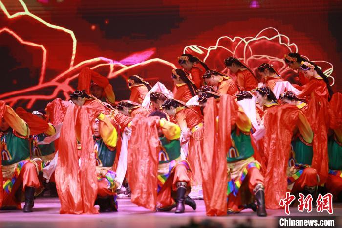 圖為農(nóng)行西藏分行演出現(xiàn)場(chǎng)?！∞r(nóng)行西藏分行 供圖