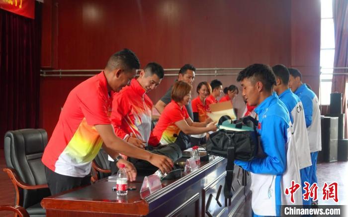 圖為世界冠軍們?yōu)槲鞑刈灾螀^(qū)體校的學(xué)生們送上暖心物資?！∪轿木?攝