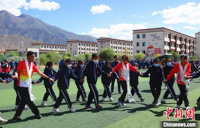 圖為世界冠軍與拉薩阿里地區(qū)高級中學(xué)學(xué)生一起跳鍋莊?！∪轿木?攝