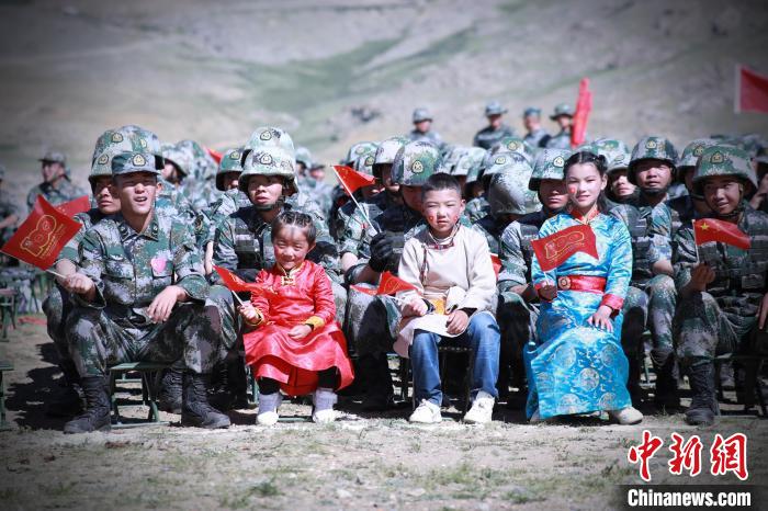 圖為駐地小朋友參加此次活動。　 普布扎西 攝