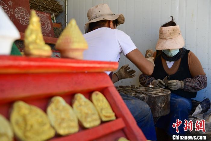 圖為6月14日，拉薩的手工藝人制作“擦擦”。 <a target='_blank' ><p  align=