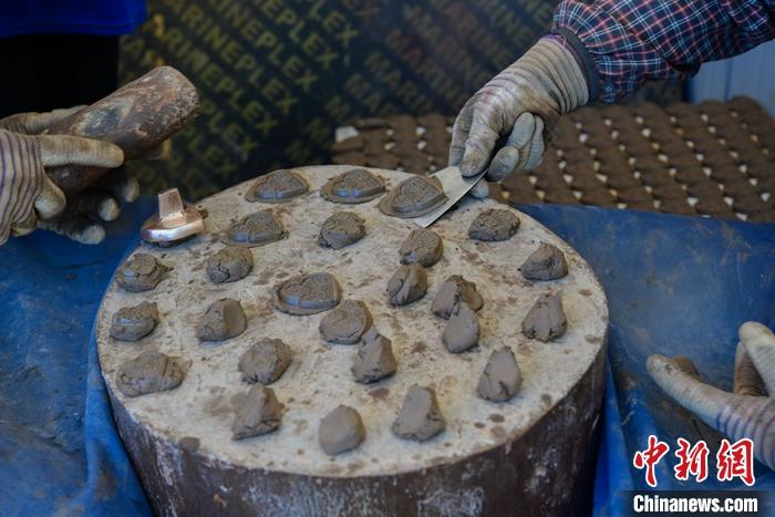 6月14日，拉薩的手工藝人制作“擦擦”。 <a target='_blank' ><p  align=