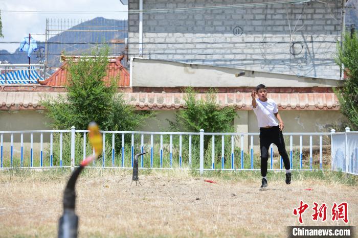 圖為西藏自治區(qū)拉薩市賽馬場內(nèi)市民在體驗“打牛角”項目。　貢嘎來松 攝