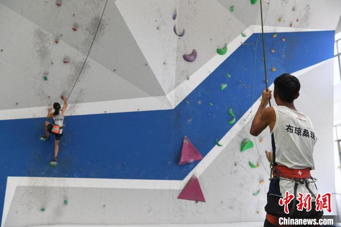 圖為西藏登山體驗健身訓練館內(nèi)登山隊員在體驗攀巖項目。　貢嘎來松 攝