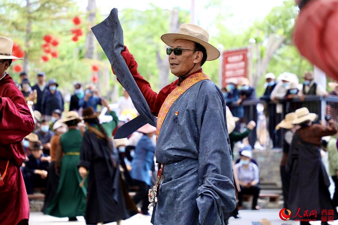 拉薩市民在宗角祿康公園跳鍋莊舞。人民網(wǎng) 次仁羅布攝