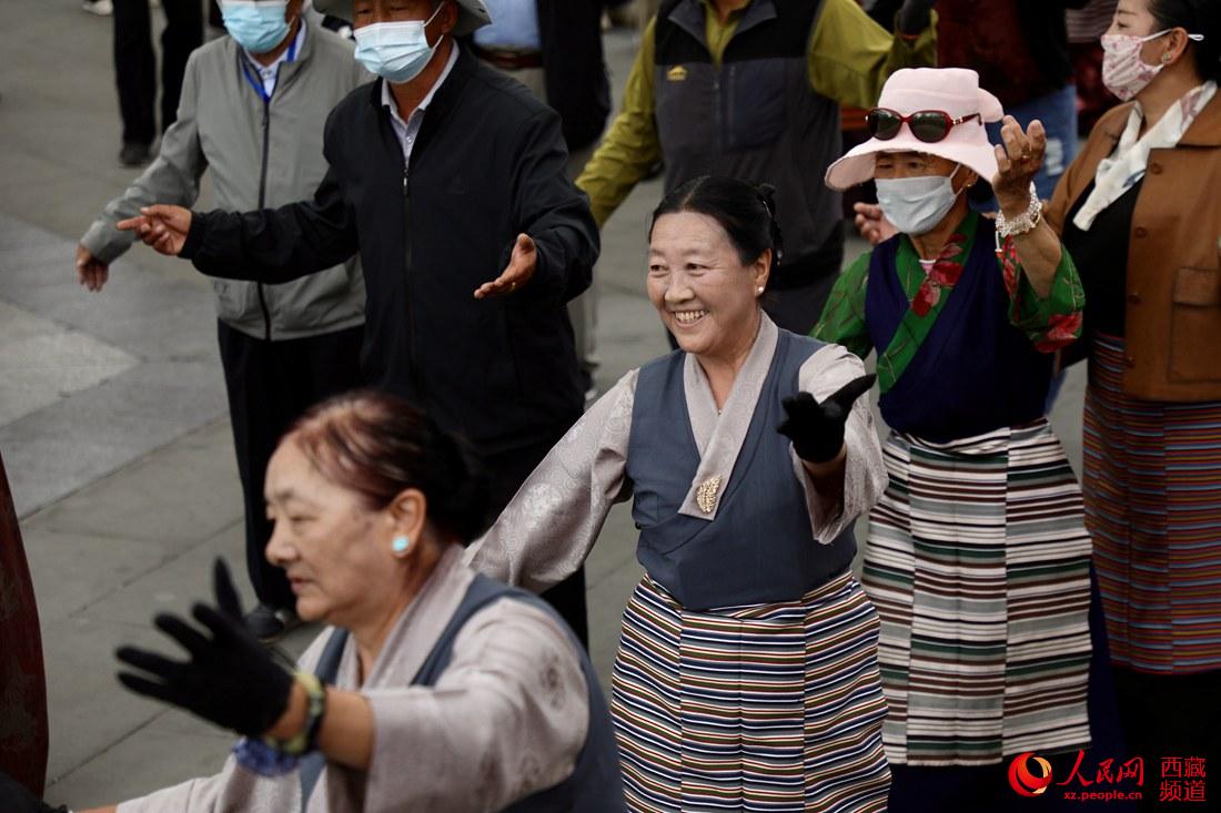 拉薩市民在宗角祿康公園跳鍋莊舞。人民網(wǎng) 次仁羅布攝