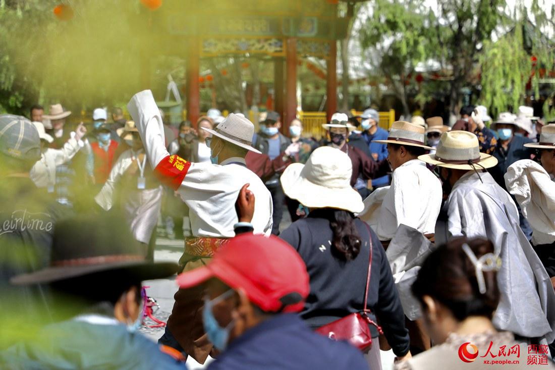 拉薩市民在宗角祿康公園跳鍋莊舞。人民網(wǎng) 次仁羅布攝