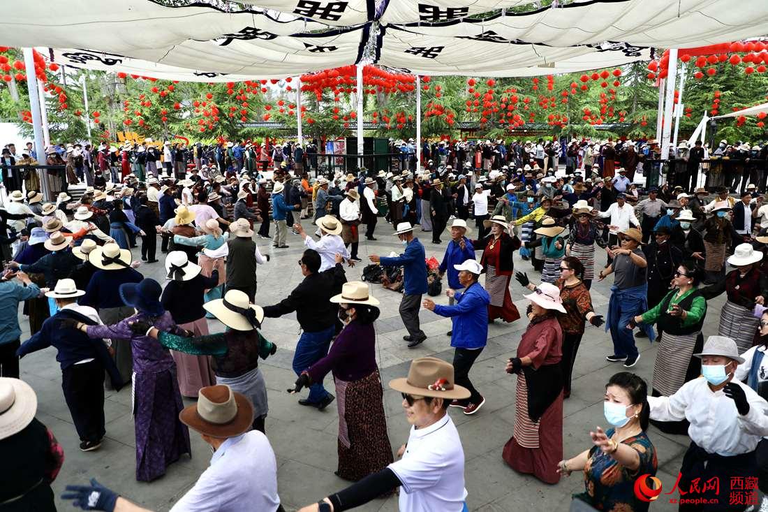 拉薩市民在宗角祿康公園跳鍋莊舞。人民網(wǎng) 次仁羅布攝