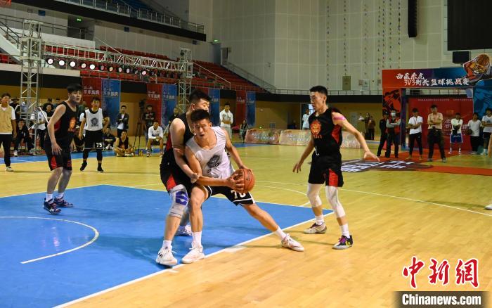 圖為西藏美康隊(duì)(白色球衣)對(duì)決雪域兄弟隊(duì)。　趙朗 攝