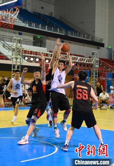 圖為西藏美康隊(duì)(白色球衣)對(duì)決雪域兄弟隊(duì)?！≮w朗 攝