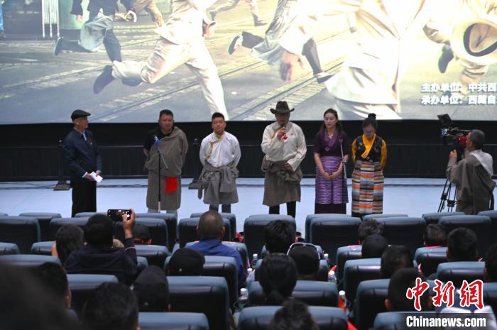 圖為主創(chuàng)人員分享譯制過程?！≮w朗 攝