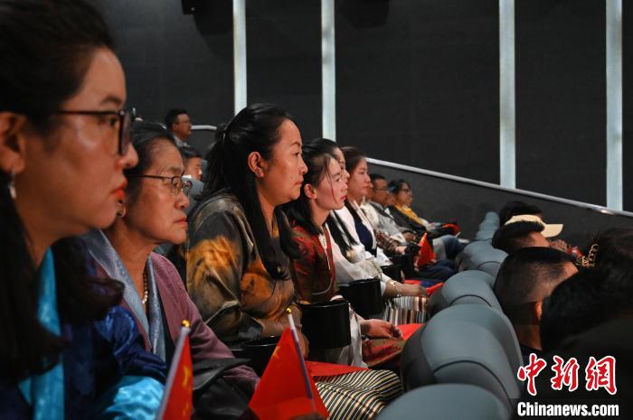 圖為觀眾觀看影片?！≮w朗 攝